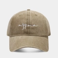 Detail der Mama-Stickerei und Schleife auf der khakifarbenen Baumwoll-Baseballkappe - Khaki
