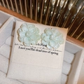 Boucles d'oreilles élégantes en acrylique fleur vert clair dans un écrin vintage - Puce d'oreille fleur en acrylique vert clair (tige en argent)