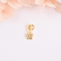 Goldener Sternanhänger mit Zirkonia für DIY-Schmuckherstellung auf weißem Grund - Pentagramme / Gold