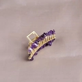 Detail einer goldenen Haarklammer aus Metall mit unregelmäßigen lila Kristallsteinen - Amethyst Mittel/7cm