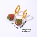 Detailweergave van gouden ringoorbellen met hangers van natuurlijke unakietsteen - Unakiet Stijl