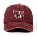 Gewaschene Baumwoll-Baseballkappe in Burgund mit weißer Boy Mom-Stickerei und Herz - Verstellbar / Rot