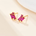 Detail of gold-plated S925 silver earrings with rectangular ruby-colored zircons - Gold-Red Zirconia