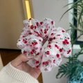 Détail de l'élastique en tulle blanc avec imprimé floral rouge et texture légère - Chouchou en Maille à Fleurs Rouges