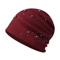 Detailaufnahme der dunkelroten Strickmütze mit aufwendigen silbernen Perlen und Strass - Einheitsgröße(Einstellbar) / Perlweinrot