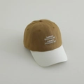Primer plano de gorra bicolor marrón y blanca con bordado Lucky Whatever de calidad - 54cm (3-8 años) / Caqui