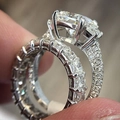 Primer plano de anillo con diamante de corte esmeralda y alianza de oro blanco - US 7 / Plateado