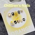 Handgemachte kurze Druck-Nägel für Kinder mit 3D-Sternen und Cartoon-Mustern in Gelb und Schwarz - XS / Kinder Stern Stil