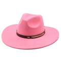 Detail eines rosa Wildlederhutes mit braunem Lederband und goldener Gürtelschnalle - Knallpink