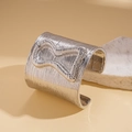 Detalle de brazalete plateado ancho con textura lineal y diseño de ondas en relieve - Brazalete - Plata