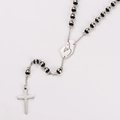 Detail van 6mm rozenkrans ketting met zilveren kruisbeeld en Maagd Maria medaillon - Staal - Zwarte Kralen