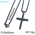 Collana con pendente a croce nera in acciaio inossidabile satinato con trama a V - Nero