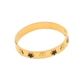 Modisches Blumenarmband aus Edelstahl mit Goldtextur und Perlenrand auf weißem Hintergrund - Schwarz