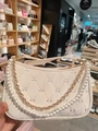 Bolso de hombro blanco acolchado con bordado de lazos, asa de perlas y cadena dorada - Blanco con cadena de perlas