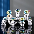 Set di 7 statuette astronauta bianche con visiere arcobaleno e stelle dorate - Set da 7 Pezzi Sfumato Versione Ascolto