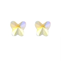 Vista macro de pendientes de mariposa con cristales iridiscentes multifacéticos - Mariposa