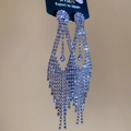 Detalle de pendientes largos de borla morada con diamantes de imitación geométricos - Estilo de Borla Geométrica Púrpura