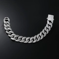 Gedetailleerde weergave van zilveren Cubaanse schakelarmband met zirkonia op zwarte achtergrond - 8 Inch (20cm) Armband / Zilver