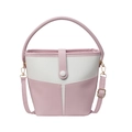 Bolso cubo bicolor rosa y blanco con herrajes dorados y asa superior fija - Rosa