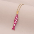 Collar de acero inoxidable dorado con colgante de pez de esmalte rosa y blanco - Pez de Rayas Magenta