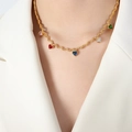 Goldene Halskette mit fünf farbenfrohen Zirkonia-Anhängern in Herzform für Damen - 40+5cm / Gold / Mehrfarbig