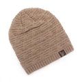 Gros plan d'un bonnet tricoté marron avec motif texturé et étiquette papillon - Kaki
