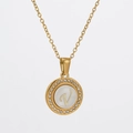 Collier en acier titane doré 18K avec pendentif lettre V en nacre et cristaux brillants - Lettre V Or
