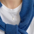 Halskette aus 925er Sterlingsilber mit Smile-Anhänger am Modell im Casual-Look - Weißgold