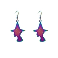 Vue détaillée des boucles d'oreilles silhouette sorcière à reflet iridescent - Sorcier