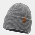 Détail du bonnet en maille grise avec étiquette en cuir marron et texture côtelée - Taille unique / Gris chiné foncé