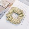 Chouchou chic en tissu vichy vert clair sur fond de page de magazine anglais - Beige