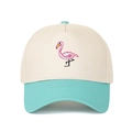 Detailaufnahme der Flamingo-Stickerei auf einer zweifarbigen Canvas-Trucker-Mütze - Off-white/Seeblau