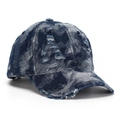 Détail d'une casquette en denim usé avec bords effilochés et texture délavée vintage - Bleu Foncé Délavé (A)
