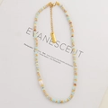 Collana artigianale con pietre azzurre, perle beige e raffinati dettagli dorati - Collana con Perline Naturali + Perla d'Acqua Dolce
