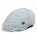Dettaglio di berretto in denim lavato azzurro con logo in metallo e cuciture marroni - Azzurro / M (56-58cm Regolabile)