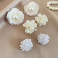 Vista dettagliata del set di 3 paia di orecchini con fiori di pizzo e eleganti perle - Set da 6 pezzi / 4# Perno in Argento - Bianco