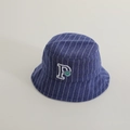 Dettaglio del cappello pescatore a righe blu navy con ricamo P e faccina sorridente - 50cm 1-3 Anni / Blu