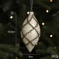 Palla di Natale bianca con griglia dorata e fiocchi appesi a un albero festivo - Forma a Goccia / Bianco