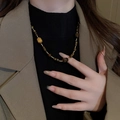 Detalle de un collar vintage con cuentas de ámbar marrón y toques dorados en una modelo - 2# Collar - Oro-Marrón (Estilo de Cuentas)