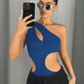 Body azul asimétrico con aberturas sin mangas combinado con pantalones cargo negros chic - S / Azul