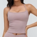 Eng anliegendes Yoga-Set mit pink-violettem Trägertop und Leggings mit hohem Bund - S / Rauchiges Violett
