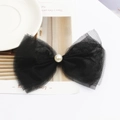 Elegante pinza de pelo con lazo de encaje negro y detalle de perla sobre revista - Negro (B3211)