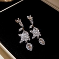 Detalle de pendientes florales con perlas blancas y cristales de lágrima brillantes en terciopelo - Plata con Circonita Blanca