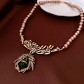 Detail van een vintage ketting met groene traan-edelsteen en sprankelende strass - Champagne Parel Groene Edelsteen Ketting (WN1093)