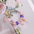 Pulsera de serpiente oro rosa con cuentas azules y dijes de copo y corazón sobre flores - Estilo Corona de Copo de Nieve de Cuenta Facetada Azul (6#)