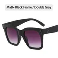 Gafas de sol cuadradas negro mate con lentes degradadas y remaches triples de plata - Negro Mate / Degradado Gris