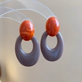 Detalle de pendientes vintage de acrílico con textura de mármol naranja y colgante hueco gris - Poste de plata para pendientes - Café