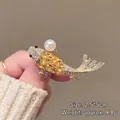 Spilla carpa koi con gemme gialle e perle bianche su montatura in tonalità oro - Carpa koi