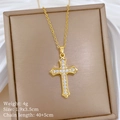Dettaglio della collana a croce dorata con cristalli trasparenti su portagioie - Croce d'Oro (K511)