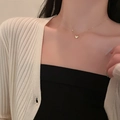 Elegante goldene Herzanhänger-Halskette aus Titanstahl mit kleinen Perlen an der Kette - Goldenes Herz Legierung
